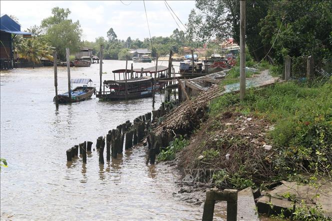 Trong ảnh: Điểm sạt lở trên kênh 28 thuộc xã Đông Hòa Hiệp, huyện Cái Bè. Ảnh: Minh Trí - TTXVN
