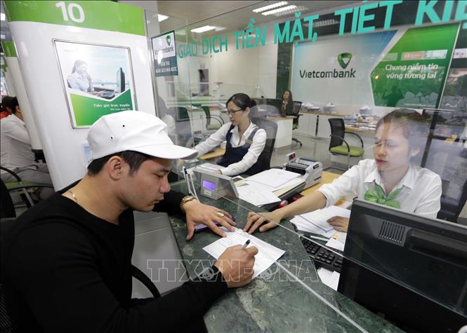 Trong ảnh: Khách hàng giao dịch tại Vietcombank chi nhánh Vĩnh Yên. Ảnh: Trần Việt - TTXVN