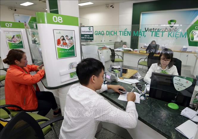 Trong ảnh: Khách hàng giao dịch tại Vietcombank chi nhánh Vĩnh Yên. Ảnh: Trần Việt - TTXVN