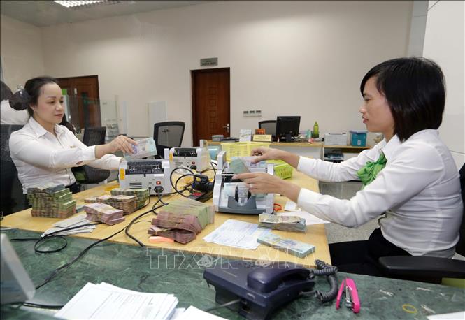 Trong ảnh: Hoạt động nghiệp vụ tại Vietcombank chi nhánh Vĩnh Yên. Ảnh: Trần Việt - TTXVN