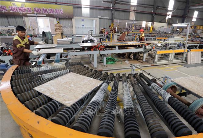 Trong ảnh: Dây chuyền sản xuất gạch ốp lát tại Công ty. Ảnh: Trần Việt - TTXVN