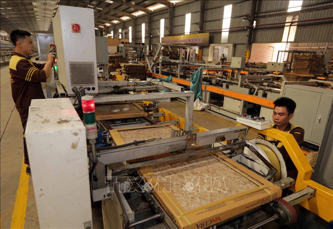 Trong ảnh: Dây chuyền sản xuất gạch ốp lát tại Công ty. Ảnh: Trần Việt - TTXVN