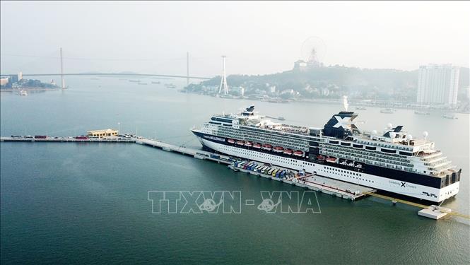 Trong ảnh: Tàu Celebrity Millennium đưa hơn 2.000 hành khách và gần 1.000 thủy thủ đoàn thuộc nhiều quốc tịch đến tham quan Vịnh Hạ Long và các điểm du lịch ở Quảng Ninh. Ảnh: TTXVN phát
