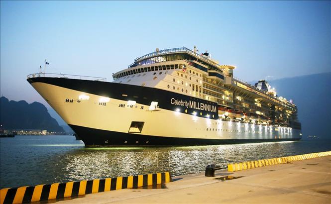 Trong ảnh: Tàu Celebrity Millennium thuộc hãng tàu biển Royal Caribbean Cruise Lines của Mỹ, xuất phát từ Hồng Kông là tàu đầu tiên cập Cảng tàu khách quốc tế Hòn Gai. Ảnh: TTXVN phát

