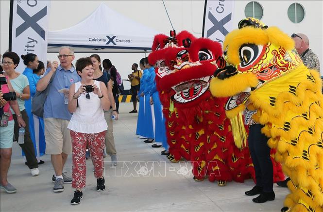Trong ảnh: Đón khách quốc tế đầu tiên qua Cảng tàu khách quốc tế Hòn Gai. Ảnh: TTXVN phát