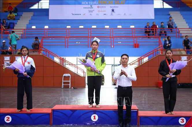 Trong ảnh: Ban tổ chức trao giải nội dung Tunggal nữ (Quyền biểu diễn cá nhân nữ) cho các VĐV: Vương Thị Bình (Bình Phước, HCV), Nguyễn Thị Hương (Lào Cai, HCB), Lưu Quỳnh Nga (Tuyên Quang, HCĐ). Ảnh Minh Quyết – TTXVN