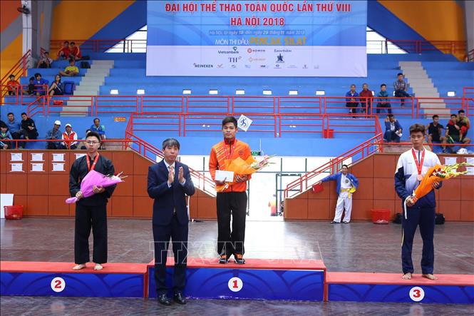 Trong ảnh: Ban tổ chức trao giải nội dung Tunggal nam (Quyền biểu diễn cá nhân nam) cho các VĐV: Vũ Tiến Dũng (Hà Nội, HCV), Nguyễn Tiến Tú (Cao Bằng, HCB), Ngô Văn Huỳnh (Quảng Ninh, HCĐ). Ảnh Minh Quyết – TTXVN