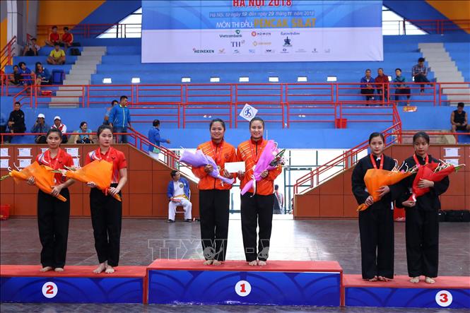 Trong ảnh: Ban tổ chức trao giải nội dung Ganda nữ (Quyền biểu diễn đối luyện 2 người) cho các cặp VĐV: Nguyễn Thị Thu Hà và Nguyễn Thị Huyền (Hà Nội, HCV), Vũ Khánh Ly và Triệu Thị Hoài (Phú Thọ, HCB), Nguyễn Thị Sâm và Nguyễn Thị Phương Anh (Lào Cai, HCĐ). Ảnh Minh Quyết – TTXVN