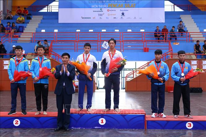 Trong ảnh: Ban tổ chức trao giải nội dung Ganda nam (Quyền biểu diễn đối luyện 2 người) cho các cặp VĐV: Lê Hồng Quân và Trần Đức Danh (Quảng Ninh, HCV); Nguyễn Đức Trí và Đào Văn Tài (Hưng Yên, HCB), Đỗ Khắc Đệ, Đỗ Khắc Huỳnh (Công an nhân dân, HCĐ). Ảnh Minh Quyết – TTXVN