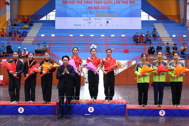 Trong ảnh: Ban tổ chức trao giải nội dung Regu nữ (Quyền biểu diễn tập thể 3 người) cho các VĐV: Vũ Khánh Ly, Phạm Hoàng Thị Phương và Triệu Thị Hoài (Phú Thọ, HCV), Đỗ Phương Linh, Nguyễn Thủy Tiên, Lưu Nga Quỳnh (Tuyên Quang, HCB), Vương Thị Bình, Dương Thùy Linh, Trương Lan Chi (Bình Phước, HCĐ). Ảnh Minh Quyết – TTXVN