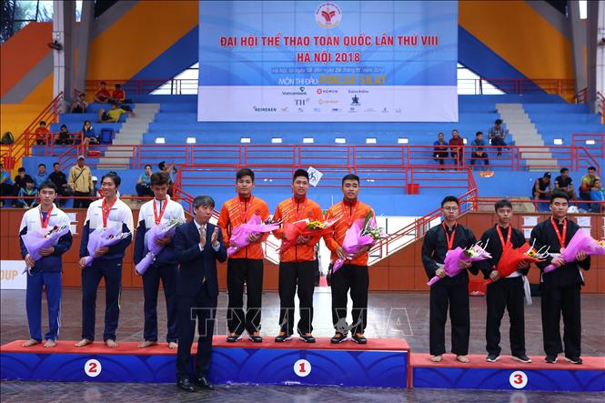 Trong ảnh: Ban tổ chức trao giải nội dung Regu nam (Quyền biểu diễn tập thể 3 người) cho các VĐV: Lưu Văn Nam, Nguyễn Xuân Thành, Vũ Tiến Dũng (Hà Nội, HCV), Lê Hồng Quân, Trần Đức Danh, Ngô Văn Huỳnh (Quảng Ninh, HCB), Nguyễn Tiến Tú, Nguyễn Tiến Dũng, Nguyễn Mạnh Kiên (Cao Bằng, HCĐ). Ảnh Minh Quyết – TTXVN