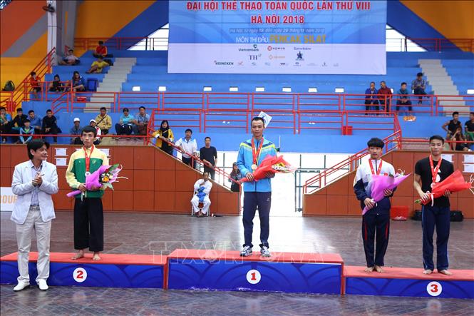 Trong ảnh: Ban tổ chức trao giải nội dung Đối kháng nam hạng 45kg: Bùi Bá Đức (Hưng Yên, HCV), Lin Đức Hoa (TP HCM, HCB), Trịnh Hồng Phương (Tuyên Quang, HCĐ) và Bùi Thế Vỹ (Quảng Ngãi, HCĐ). Ảnh Minh Quyết – TTXVN