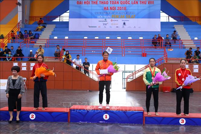 Trong ảnh: Ban tổ chức trao giải nội dung Đối kháng nữ hạng 50kg: Nguyễn Thị Mai Lan (Hà Nội, HCV), Văn Hồng Phượng (An Giang, HCB), Phùng Thị Phương Thảo (Bình Dương, HCĐ) và Lê Thị Cẩm Duyên (Tp. HCM, HCĐ). Ảnh Minh Quyết – TTXVN