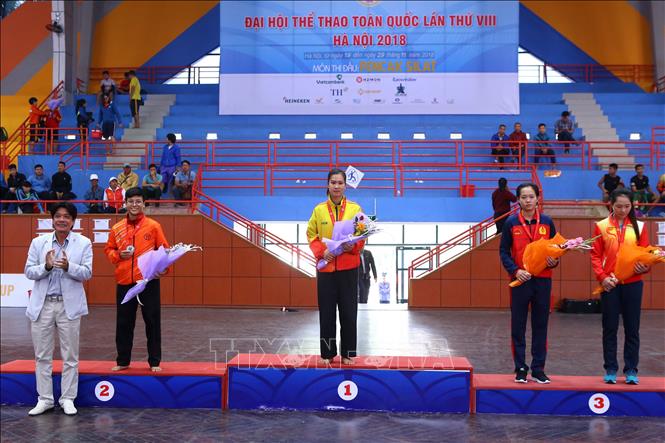 Trong ảnh: Ban tổ chức trao giải nội dung Đối kháng nữ hạng 55kg: Trần Thị Thêm (Hà Tĩnh, HCV), Nguyễn Thị Kim (Hà Nội, HCB), Quách Thị Lệ (Thanh Hóa, HCĐ) và Lê Thị Thảo Nhu (Quân đội, HCĐ). Ảnh Minh Quyết – TTXVN