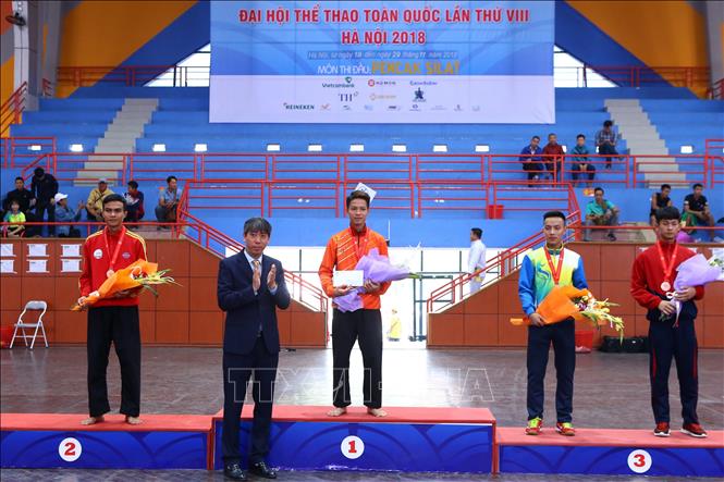 Trong ảnh: Ban tổ chức trao giải nội dung Đối kháng nam hạng 55kg: Nguyễn Đình Tuấn (Hà Nội, HCV), Võ Minh Hưng (Bình Dương, HCB), Đinh Phúc An (An Giang, HCĐ) và Lê Hoài Sơn (Đà Nẵng, HCĐ). Ảnh Minh Quyết – TTXVN