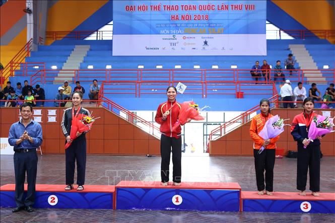 Trong ảnh: Ban tổ chức trao giải nội dung Đối kháng nữ hạng 60kg: Hoàng Thị Loan (Hải Phòng, HCV), Đào Thị Tuyết (Hưng Yên, HCB), Nguyễn Nhật Linh (Hà Nội, HCĐ) và Phạm Thị Mai Hương (Hải Dương, HCĐ). Ảnh Minh Quyết – TTXVN