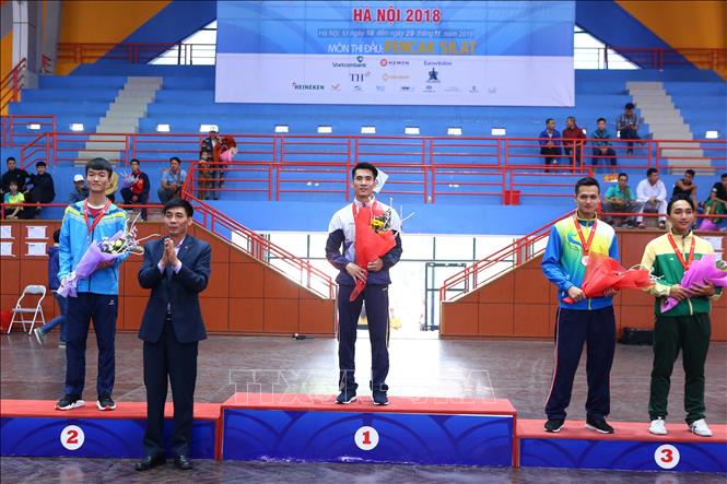 Trong ảnh: Ban tổ chức trao giải nội dung Đối kháng nam hạng 60kg: Nguyễn Thái Linh (Quảng Ninh, HCV), Nguyễn Đức Trí (Hưng Yên, HCB), Trần Hồ Đức Mẫn (TP HCM, HCĐ) và Nguyễn Văn Hoàng (Đà Nẵng, HCĐ). Ảnh Minh Quyết – TTXVN