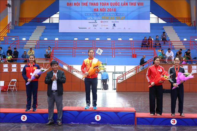 Trong ảnh: Ban tổ chức trao giải nội dung Đối kháng nữ hạng 65kg: Lê Thị Nga (Thanh Hóa, HCV), Trần Thị Thắm (Quân đội, HCB), Nguyễn Thị Giang (Cao Bằng, HCĐ) và Bùi Thị Lan Hương (Hải Phòng, HCĐ). Ảnh Minh Quyết – TTXVN