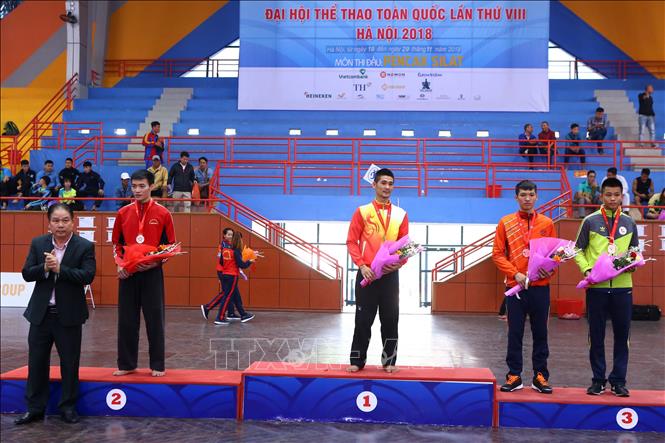 Trong ảnh: Ban tổ chức trao giải nội dung Đối kháng nam hạng 65kg: Nguyễn Ngọc Toàn (Thanh Hóa, HCV), Nguyễn Viết Duy (Quảng Ninh, HCB), Vương Quốc Quân (Hà Nội, HCĐ) và Trần Quang Hiệp (Bình Phước, HCĐ). Ảnh Minh Quyết – TTXVN