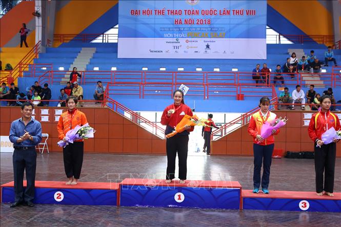 Trong ảnh: Ban tổ chức trao giải nội dung Đối kháng nữ hạng 70kg: Nguyễn Thị Cẩm Nhi (An Giang, HCV), Hà Thị Phương (Hà Nội, HCB), Đào Thị Hồng Nhung (Hải Phòng, HCĐ) và Lê Thị Mai (Thanh Hóa, HCĐ). Ảnh Minh Quyết – TTXVN