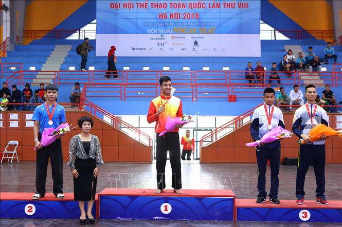 Trong ảnh: Ban tổ chức trao giải nội dung Đối kháng nam hạng 70kg: Phạm Tuấn Anh (Thanh Hóa, HCV), Hà Đức Nhớ (Phú Thọ, HCB), Bùi Đình Quyết (Quảng Ninh, HCĐ) và Vũ Văn Hoàng (Vĩnh Phúc, HCĐ). Ảnh Minh Quyết – TTXVN