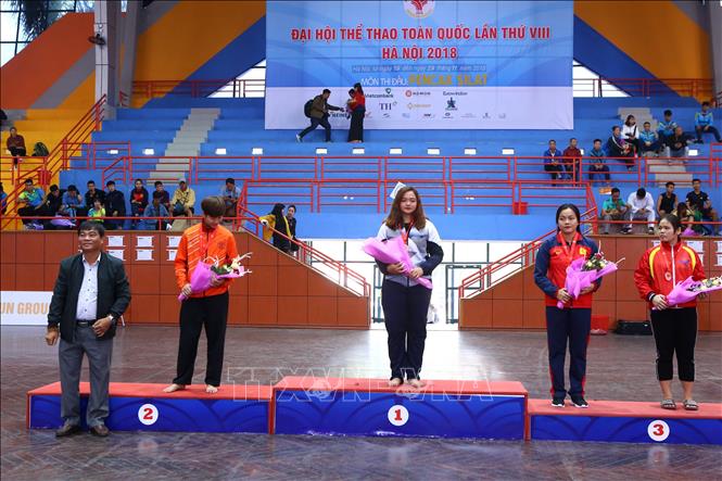 Trong ảnh: Ban tổ chức trao giải nội dung Đối kháng nữ hạng 75kg: Phan Thị Huyền (Nghệ An, HCV), Vũ Thị Chi (Hà Nội, HCB), Trịnh Thanh Tâm (Quân đội, HCĐ) và Nguyễn Thị Thúy (Hải Phòng, HCĐ). Ảnh Minh Quyết – TTXVN