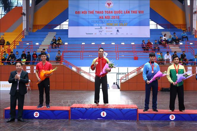 Trong ảnh: Ban tổ chức trao giải nội dung Đối kháng nam hạng 75kg: Trần Đình Nam (Hải Dương, HCV), Vương Thanh Tùng (Hà Giang, HCB), Hà Quốc Đạt (Tp. HCM, HCĐ) và Nguyễn Trường Sơn (CAND, HCĐ). Ảnh Minh Quyết – TTXVN