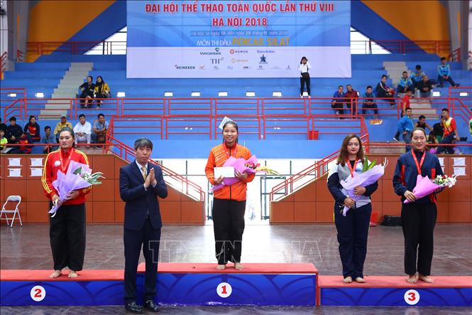 Trong ảnh: Ban tổ chức trao giải nội dung Đối kháng nữ hạng trên 75kg: Hoàng Mai Anh (Hà Nội, HCV), Nguyễn Long Vân Trang (Bình Dương, HCB), Phạm Thị Hải Như (Nghệ An, HCĐ) và Phà Thị Hiền (Hà Giang, HCĐ). Ảnh Minh Quyết – TTXVN