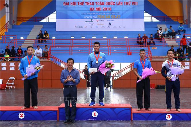 Trong ảnh: Ban tổ chức trao giải nội dung Đối kháng nam hạng 80kg: Phạm Văn Tý (CAND, HCV), Vì Văn Tuân (Sơn La, HCB), Hoàng Nghĩa Anh (Nghệ An, HCĐ) và Nguyễn Hồng Sơn (Phú Thọ, HCĐ). Ảnh Minh Quyết – TTXVN