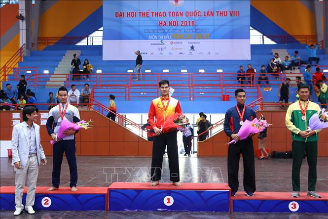 Trong ảnh: Ban tổ chức trao giải nội dung Đối kháng nam hạng 85kg: Nguyễn Duy Tuyến (Thanh Hóa, HCV), Nguyễn Văn Hợi (Vĩnh Phúc, HCB), Huỳnh Cẩm Tuyền (TP HCM, HCĐ) và Trần Văn Tú (Hà Tĩnh, HCĐ). Ảnh Minh Quyết – TTXVN