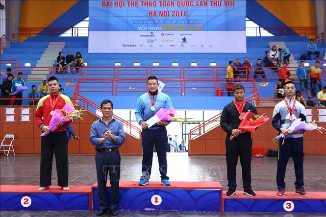 Trong ảnh: Ban tổ chức trao giải nội dung Đối kháng nam hạng 90kg: Nguyễn Văn Trí (Công an nhân dân, HCV), Phạm Khắc Trường (Hải Dương, HCB), Phạm Thế Hùng (Vĩnh Phúc, HCĐ) và Hồ Hoài Tiến (Quảng Ngãi, HCĐ). Ảnh Minh Quyết – TTXVN