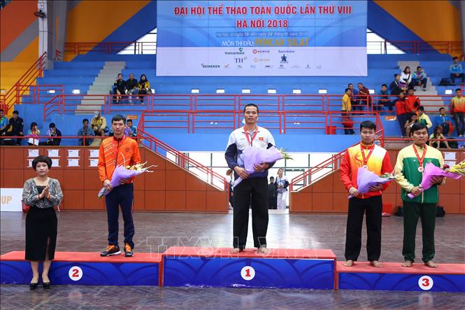 Trong ảnh: Ban tổ chức trao giải nội dung Đối kháng nam hạng 95kg: Lê Sĩ Kiên (Hải Dương, HCV), VĐV Nguyễn Huy Tâm (Hà Nội, HCB) và 2 VĐV Lưu Vũ Tú (Đà Nẵng, HCĐ), Ong Gia Phong (TP HCM, HCĐ). Ảnh Minh Quyết – TTXVN