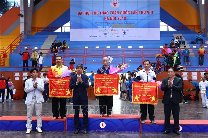 Trong ảnh: Ban tổ chức trao giải Nhất toàn đoàn cho Hà Nội, Nhì cho Thanh Hóa và Ba cho Quảng Ninh. Ảnh Minh Quyết – TTXVN