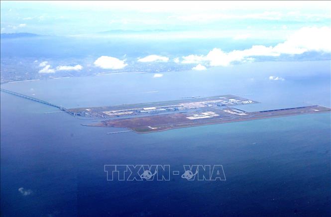 Trong ảnh: Sân bay Kansai được xây dựng trên hòn đảo nhân tạo có tổng diện tích 511 ha trên vịnh Osaka, cách đất liền 5 km, hình chữ nhật, nhìn từ trên xuống như một hàng không mẫu hạm. Ảnh: Huy Hùng - TTXVN