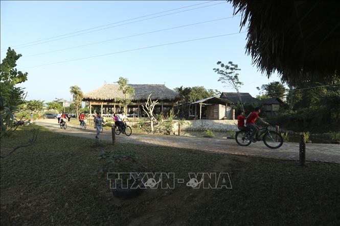 Trong ảnh: Du khách trải nghiệm tại Homestay Mường Then. Ảnh: Tuấn Anh - TTXVN