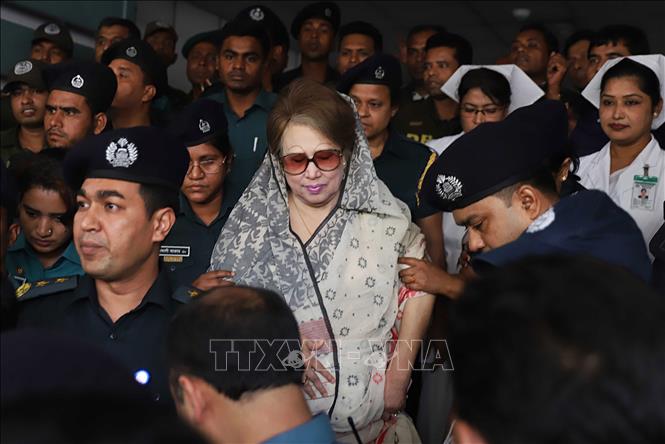 Trong ảnh: Cựu Thủ tướng Bangladesh và cũng là người đứng đầu đảng Dân tộc Bangladesh (BNP), bà Khaleda Zia được cảnh sát áp giải tới Trường đại học Y tế  Bangabandhu Sheikh Mujib để kiểm tra sức khỏe ngày 7/4/2018. Ảnh: AFP/TTXVN