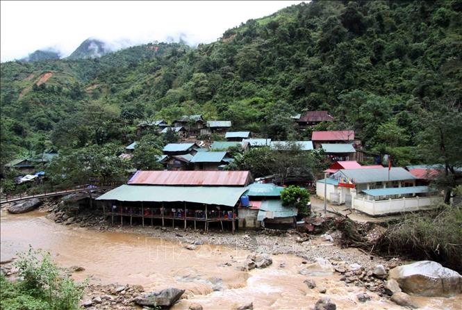 Trong ảnh: Các hộ dân sống sát ngay bên bờ suối luôn sống trong cảnh bất an, nơm nớp lo sợ mỗi khi nước lũ về dâng cao có thể cuốn đi bất cứ lúc nào. Ảnh: Quý Trung – TTXVN

