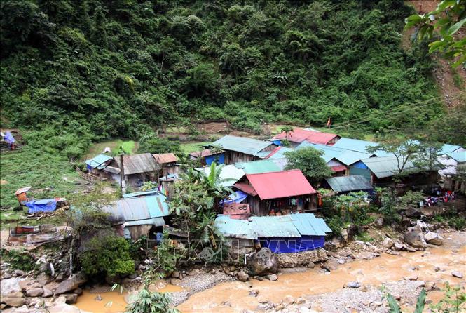 Trong ảnh: Các hộ dân sống sát ngay bên bờ suối luôn sống trong cảnh bất an, lơm lớp lo sợ mỗi khi nước lũ về dâng cao có thể cuốn đi bất cứ lúc nào. Ảnh: Quý Trung – TTXVN

