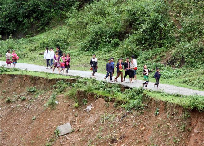 Trong ảnh: Con đường bị sạt lở hết taluy âm sát bờ suối Nậm Ô do những trận mưa lớn để lại, gây nguy hiểm cho người tham gia giao thông. Ảnh: Quý Trung – TTXVN
