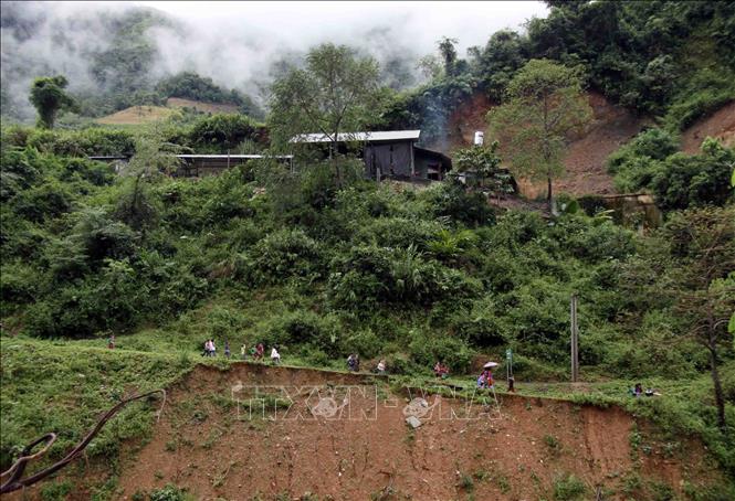 Trong ảnh: Một số hộ dân hiện đang sống tại khu vực có nguy cơ sạt lở tại bản Nậm Ô, xã Nậm Ban. Ảnh: Quý Trung – TTXVN
