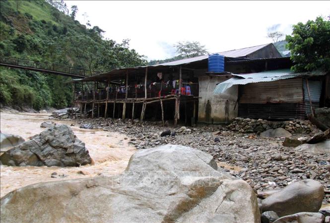 Trong ảnh: Khu vực nhà ăn bán trú của học sinh trường PTDTBT Tiểu học Nậm Ban ở sát bờ suối. Ảnh: Quý Trung - TTXVN 
