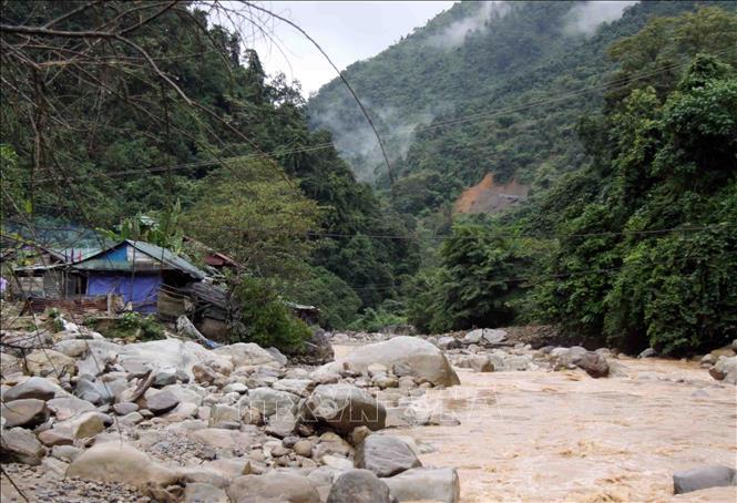 Trong ảnh: Các hộ dân sống sát ngay bên bờ suối luôn sống trong cảnh bất an, nơm nớp lo sợ mỗi khi nước lũ về. Ảnh: Quý Trung – TTXVN
