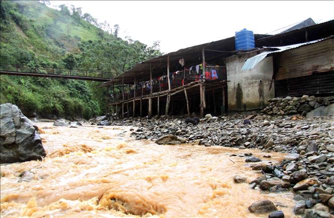 Trong ảnh: Khu vực nhà ăn bán trú của học sinh trường PTDTBT Tiểu học Nậm Ban ở sát bờ suối. Ảnh: Quý Trung - TTXVN 
