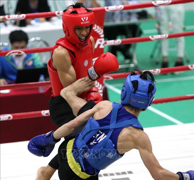 Trong ảnh: VĐV Đặng Đình Văn (Bình Định, giáp xanh) thắng VĐV Đặng Văn Thắng (TP Hồ Chí Minh, giáp đỏ) trong trận chung kết hạng cân 55kg nam. Ảnh: Văn Điệp – TTXVN