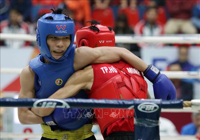 Trong ảnh: VĐV Đặng Đình Văn (Bình Định, giáp xanh) thắng VĐV Đặng Văn Thắng (TP Hồ Chí Minh, giáp đỏ) trong trận chung kết hạng cân 55kg nam. Ảnh: Văn Điệp – TTXVN