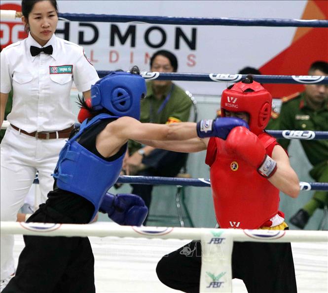 Trong ảnh: Trận chung kết hạng cân 48kg của nữ giữa VĐV Trần Thị Mỹ Hạnh (An Giang, giáp đỏ) và VĐV Từ Thị Bé Hiền (Bình Định, giáp xanh). Ảnh: Văn Điệp – TTXVN