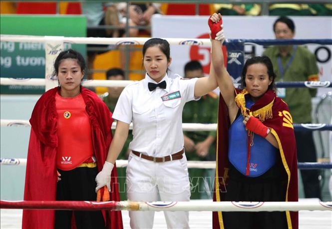 Trong ảnh: VĐV Từ Thị Bé Hiền (Bình Định, giáp xanh) giành Huy chương Vàng sau khi vượt qua VĐV Trần Thị Mỹ Hạnh (An Giang, giáp đỏ) trong trận chung kết hạng cân 48kg của nữ. Ảnh: Văn Điệp – TTXVN