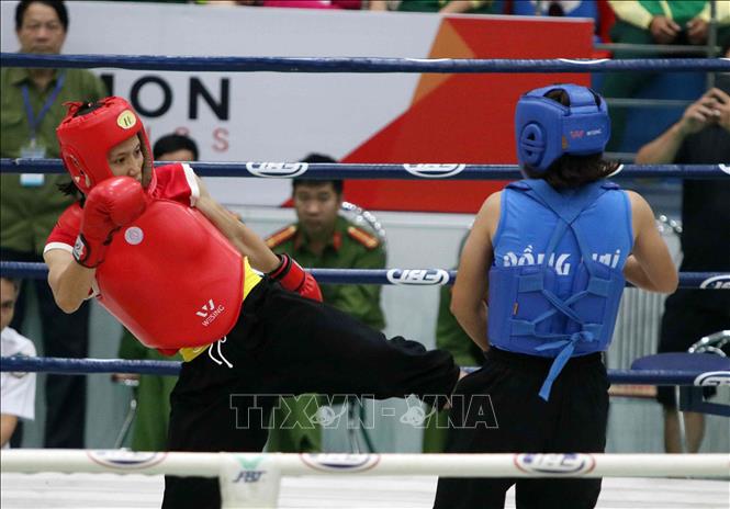 Trong ảnh: Trận chung kết hạng cân 52kg của nữ giữa VĐV Nguyễn Thị Hằng Nga (Bình Định, giáp đỏ) và VĐV Lâm Thị Túy Tuyên (Đồng Nai, giáp xanh). Ảnh: Văn Điệp – TTXVN