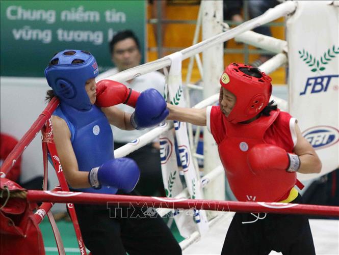Trong ảnh: Trận chung kết hạng cân 52kg của nữ giữa VĐV Nguyễn Thị Hằng Nga (Bình Định, giáp đỏ) và VĐV Lâm Thị Túy Tuyên (Đồng Nai, giáp xanh). Ảnh: Văn Điệp – TTXVN