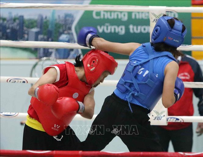 Trong ảnh: Trận chung kết hạng cân 52kg của nữ giữa VĐV Nguyễn Thị Hằng Nga (Bình Định, giáp đỏ) và VĐV Lâm Thị Túy Tuyên (Đồng Nai, giáp xanh). Ảnh: Văn Điệp – TTXVN